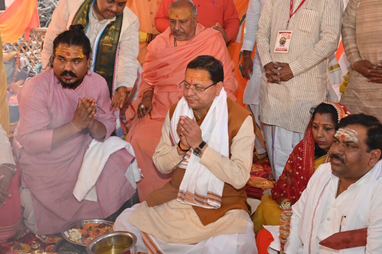 सीएम ने महारूद्र यज्ञ अनुष्ठान में शामिल होकर यज्ञ में दी आहूति सीएम ने महारूद्र यज्ञ अनुष्ठान में शामिल होकर यज्ञ में दी आहूति