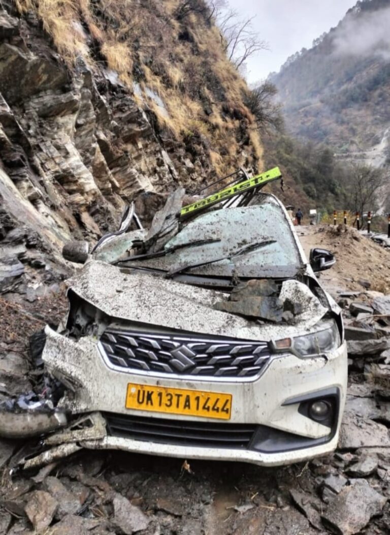 चट्टान गिरने से कार चकनाचूर, चालक ने कूदकर बचाई जान चट्टान गिरने से कार चकनाचूर, चालक ने कूदकर बचाई जान