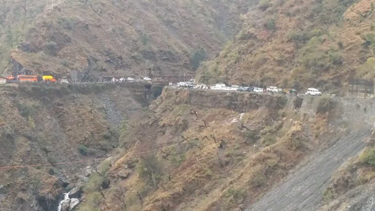 कालसी चकराता मार्ग 3 घंटे बाद खुला कालसी चकराता मार्ग 3 घंटे बाद खुला