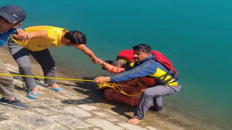 महिला ने किया शक्ति नहर में उतरकर आत्महत्या का प्रयास, फोर्स ने बचाया महिला ने किया शक्ति नहर में उतरकर आत्महत्या का प्रयास, फोर्स ने बचाया