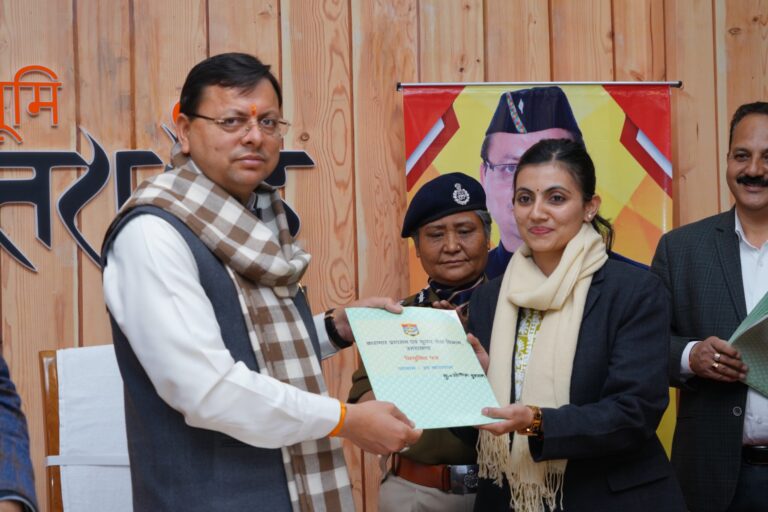 मुख्यमंत्री ने 27 डिप्टी जेलरों तथा 285 बंदी रक्षकों को दिये नियुक्ति पत्र मुख्यमंत्री ने 27 डिप्टी जेलरों तथा 285 बंदी रक्षकों को दिये नियुक्ति पत्र