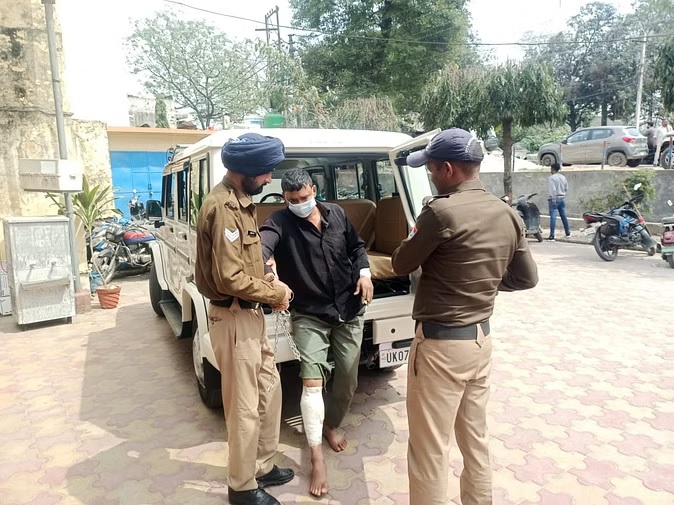 मुठभेड़ में एक गौ तस्कर के पैर में लगी गोली, दो फरार मुठभेड़ में एक गौ तस्कर के पैर में लगी गोली, दो फरार