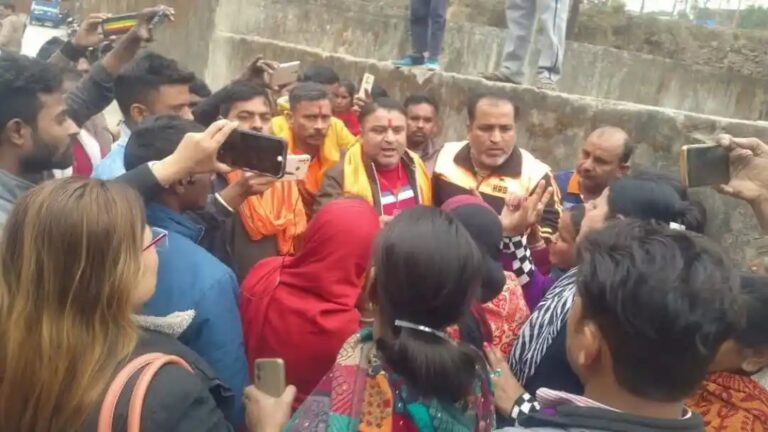 नाबालिग छात्रा संदिग्ध मौत मामलाः गलत फहमी में इंटेलिजेंस के जवान के साथ मारपीट नाबालिग छात्रा संदिग्ध मौत मामलाः गलत फहमी में इंटेलिजेंस के जवान के साथ मारपीट