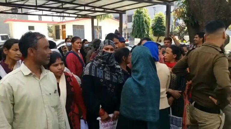 श्रम विभाग कार्यालय के बाहर लाभार्थियों का हंगामा श्रम विभाग कार्यालय के बाहर लाभार्थियों का हंगामा