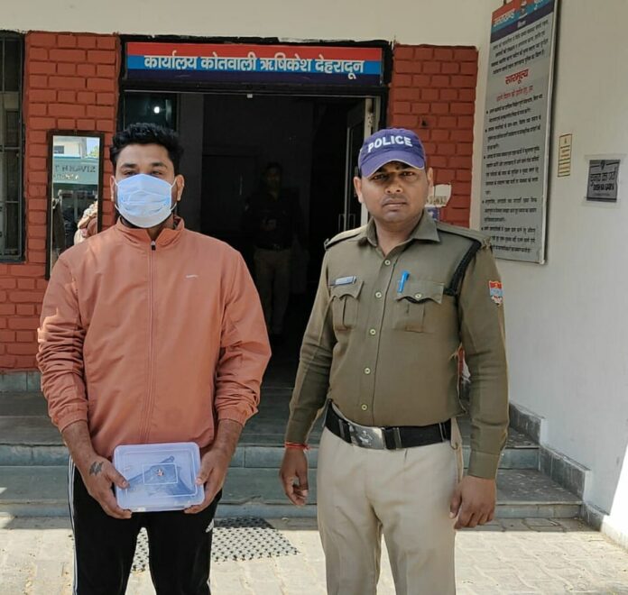 नशे में पिस्टल लहराकर दिखायी दबंगई, गिरफ्तार नशे में पिस्टल लहराकर दिखायी दबंगई, गिरफ्तार