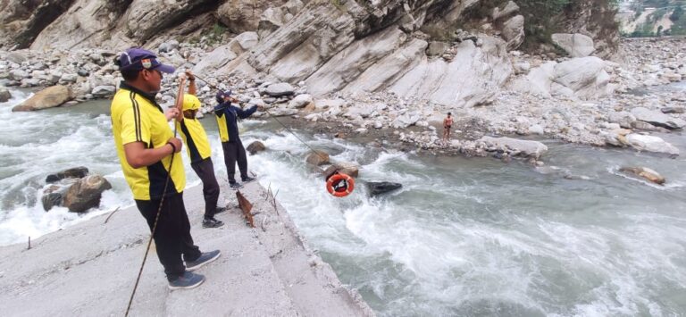 जनपद रुद्रप्रयाग- सोनप्रयाग से पूर्व सीतापुर के पास नदी में बहा श्रद्धालु, SDRF ने किया सकुशल रेस्क्यू जनपद रुद्रप्रयाग- सोनप्रयाग से पूर्व सीतापुर के पास नदी में बहा श्रद्धालु, SDRF ने किया सकुशल रेस्क्यू