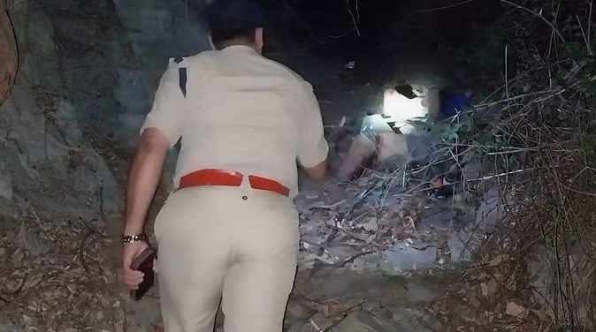 खाई में गिरी कार, युवक-युवती की मौत, तीन लोग गंभीर रूप से घायल खाई में गिरी कार, युवक-युवती की मौत, तीन लोग गंभीर रूप से घायल