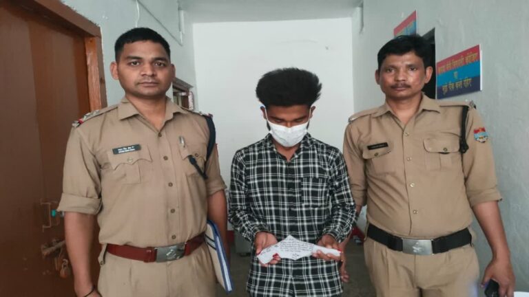तंमचे के साथ वीडियो किया वायरल, पुलिस ने भेजा सलाखों के पीछे तंमचे के साथ वीडियो किया वायरल, पुलिस ने भेजा सलाखों के पीछे