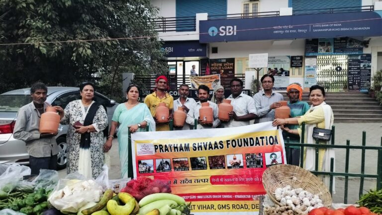 प्रथम श्वास फाउंडेशन बांट रहा ठेली वालों को मटके प्रथम श्वास फाउंडेशन बांट रहा ठेली वालों को मटके