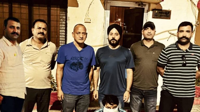 कई लूट और चोरी की वारदातों को अंजाम देने वाला बदमाश गिरफ्तार कई लूट और चोरी की वारदातों को अंजाम देने वाला बदमाश गिरफ्तार