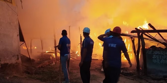 तीन दुकानों में लगी भीषण आग, सारा सामान जनकर खाकc तीन दुकानों में लगी भीषण आग, सारा सामान जनकर खाकc