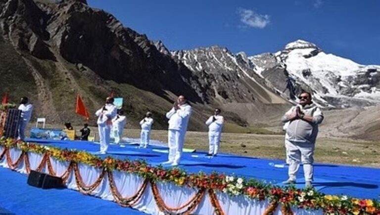 अंतरराष्ट्रीय योग दिवस पर सीएम धामी ने आदि कैलाश पर किया योग अंतरराष्ट्रीय योग दिवस पर सीएम धामी ने आदि कैलाश पर किया योग