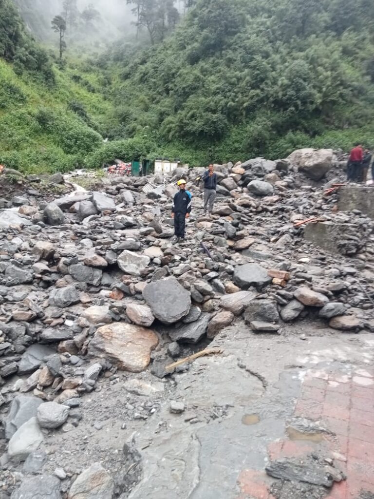 यमुनोत्री- जानकीचट्टी में अत्यधिक बारिश से बढ़ा जलस्तर, SDRF उत्तराखंड द्वारा नदी के आसपास क्षेत्रों को कराया जा रहा खाली, एसडीआरएफ मौके पर तैनात यमुनोत्री- जानकीचट्टी में अत्यधिक बारिश से बढ़ा जलस्तर, SDRF उत्तराखंड द्वारा नदी के आसपास क्षेत्रों को कराया जा रहा खाली, एसडीआरएफ मौके पर तैनात
