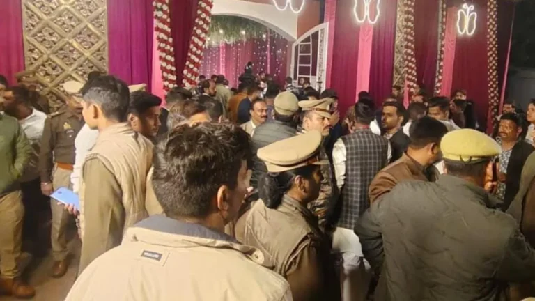 जयमाला से पहले ही बरात में पड़ गया खलल, बिन बुलाए बरातियों ने मचाया उत्पात  मध्य जोन के नौ थाने की पुलिस मौके पर पहुंची, तब शांत हुआ मामला