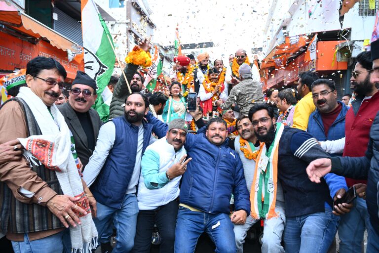 कांग्रेस के मेयर प्रत्याशी विरेंद्र पोखरियाल ने पार्षद प्रत्याशियों संग महारैली निकालकर दिखाई ताकत