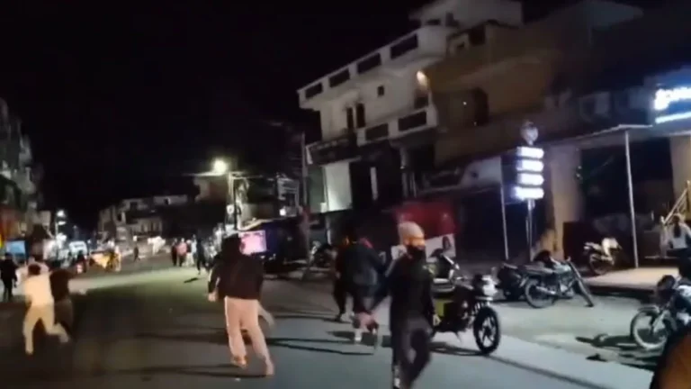 आईपीएल फाइनल मैच के दौरान Badrinath Highway पर मचा बवाल, स्थानीय लोगों के पीछे तलवार लेकर दौड़े सिख श्रद्धालु आईपीएल फाइनल मैच के दौरान Badrinath Highway पर मचा बवाल, स्थानीय लोगों के पीछे तलवार लेकर दौड़े सिख श्रद्धालु