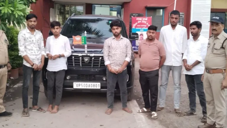 काली फिल्म, हूटर और फर्जी स्टीकर लगाकर स्कॉर्पियो से जमा रहे थे रौब, पुलिस ने सिखाया सबक काली फिल्म, हूटर और फर्जी स्टीकर लगाकर स्कॉर्पियो से जमा रहे थे रौब, पुलिस ने सिखाया सबक