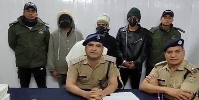 केदारनाथ धाम में चोरी की योजना बनाते तीन गिरफ्तार, 18 फोन और कैश भी बरामद केदारनाथ धाम में चोरी की योजना बनाते तीन गिरफ्तार, 18 फोन और कैश भी बरामद