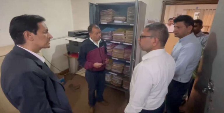 उत्तराखंड: DDA ऑफिस में IAS दीपक रावत का छापा, 26 सालों से लटके मिले केस.. फाइलें भी मिलीं गायब उत्तराखंड: DDA ऑफिस में IAS दीपक रावत का छापा, 26 सालों से लटके मिले केस.. फाइलें भी मिलीं गायब