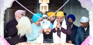 वीर बाल दिवस पर सीएम धामी ने देहरादून में गुरुद्वारा में टेका माथा, किया लंगर ग्रहण
