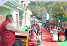 वीर स्क्वाड्रन लीडर अभिमन्यु राय स्मृति पार्क लोकार्पण करते सैनिक कल्याण मंत्री गणेश जोशी