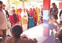 उत्तराखंड: छेड़छाड़ का फर्जी आरोप लगा रहा ठेकेदार, मंदिर निर्माण धांधली को लेकर ग्रामीणों का हंगामा