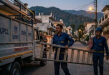 विद्युत विभाग के लाइनमैन चुरा रहे हैं सीड़ी