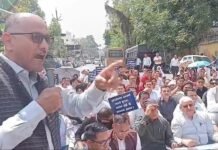 उत्तराखण्ड राज्य कर मिनिस्ट्रीयल स्टॉफ एसोसिएशन ने अपनी लंबित मांगों को लेकर सचिवालय का घेराव किया