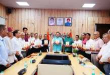 CM धामी ने किया ‘सेवा विधि’ पुस्तक का विमोचन, अधिकारियों के लिए बताया बेहद उपयोगी
