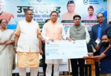 उत्तराखंड में ग्रीन ट्रांसपोर्ट को बढ़ावा: CM धामी ने बांटे सब्सिडी चेक, 11 स्वच्छ ईंधन वाहनों को दिखाई हरी झंडी