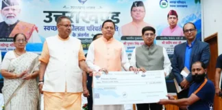 उत्तराखंड में ग्रीन ट्रांसपोर्ट को बढ़ावा: CM धामी ने बांटे सब्सिडी चेक, 11 स्वच्छ ईंधन वाहनों को दिखाई हरी झंडी