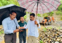 रेड अलर्ट के बीच ग्राउंड जीरो पर उतरे डीएम, सहस्रधारा-सपेरा बस्ती का किया निरीक्षण; बंद सड़कें तुरंत खोलने के आदेश