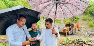 रेड अलर्ट के बीच ग्राउंड जीरो पर उतरे डीएम, सहस्रधारा-सपेरा बस्ती का किया निरीक्षण; बंद सड़कें तुरंत खोलने के आदेश