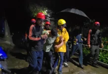 केदारनाथ पैदल मार्ग पर गहरी खाई में गिरे युवक का एसडीआरएफ उत्तराखंड पुलिस ने किया सफल रेस्क्यू