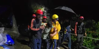 केदारनाथ पैदल मार्ग पर गहरी खाई में गिरे युवक का एसडीआरएफ उत्तराखंड पुलिस ने किया सफल रेस्क्यू