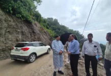 मसूरी में धंसी सड़क पर एक्शन मोड में मंत्री सतपाल महाराज, मौके पर पहुंचकर अधिकारियों को दिए सख्त निर्देश