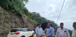 मसूरी में धंसी सड़क पर एक्शन मोड में मंत्री सतपाल महाराज, मौके पर पहुंचकर अधिकारियों को दिए सख्त निर्देश