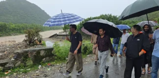 रात्रि से जारी भारी बारिश के बीच डीएम डॉ. आशीष चौहान सुबह से मैदान में, क्षतिग्रस्त सड़कों और पुलों का किया निरीक्षण