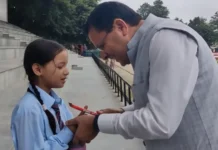 हेलिपैड पर नन्हीं बच्ची को देख रुके सीएम, खूब दुलार कर पूछे सवाल, बच्ची ने दिए जवाब