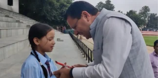 हेलिपैड पर नन्हीं बच्ची को देख रुके सीएम, खूब दुलार कर पूछे सवाल, बच्ची ने दिए जवाब