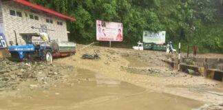 रुद्रप्रयाग में बारिश का कहर: केदारनाथ हाईवे पर मलबे में दबे कई वाहन, अलकनंदा खतरे के निशान से ऊपर