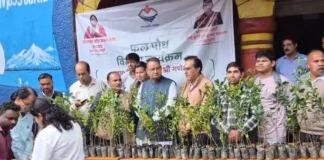 मसूरी में मंत्री गणेश जोशी ने बांटे पौधे और सब्जियों के बीज, पर्यावरण संरक्षण का दिया संदेश