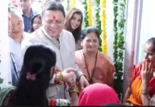 राखी बांधने के बाद पैर छूने झुकी महिला, CM धामी ने रोककर जोड़े हाथ; SHG महिलाओं के उत्पादों का किया उत्साहवर्धन