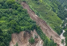 बागेश्वर। लखमारा गांव में भूस्खलन से दहशत, मलबे और बोल्डरों से बढ़ा खतरा; रास्ता और सिंचाई नहर क्षतिग्रस्त