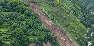 बागेश्वर। लखमारा गांव में भूस्खलन से दहशत, मलबे और बोल्डरों से बढ़ा खतरा; रास्ता और सिंचाई नहर क्षतिग्रस्त