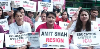देहरादून में महिला कांग्रेस का हल्ला बोल, छात्रों के मुद्दे पर डीएम कार्यालय का घेराव