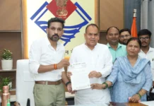 SIR में फॉर्म-7 के संभावित दुरुपयोग की आशंका पर आर्येंद्र शर्मा ने जिलाधिकारी को सौंपा ज्ञापन