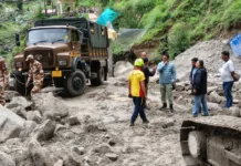 तमक नाले में ह्यूम पाइप डालकर अस्थाई मोटर मार्ग बनाने का कार्य तेजी से जारी।
