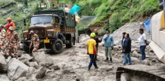 तमक नाले में ह्यूम पाइप डालकर अस्थाई मोटर मार्ग बनाने का कार्य तेजी से जारी।