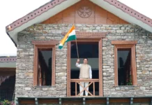 मुख्यमंत्री धामी ने मुख्यमंत्री आवास पर तिरंगा लगाकर दिया ‘हर घर तिरंगा’ का संदेश